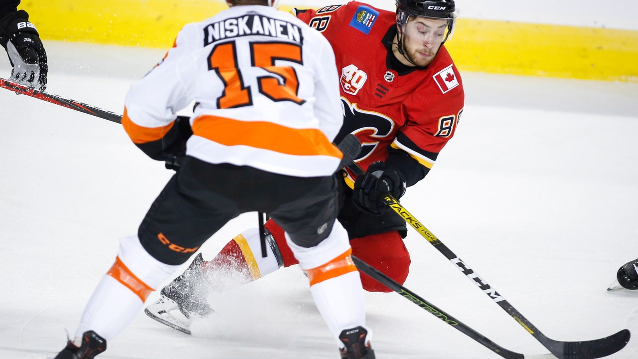 Frolik scores in his 800th NHL game, Flames beat Flyers 3-1